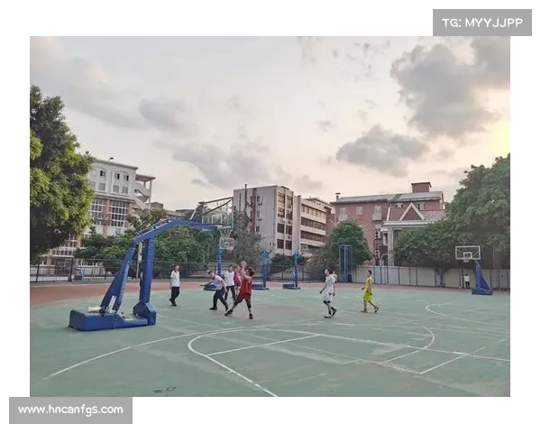 高尔夫表演赛精彩纷呈 高手云集展现顶尖技艺与风采 高尔夫表演赛精彩纷呈 高手云集展现顶尖技艺与风采