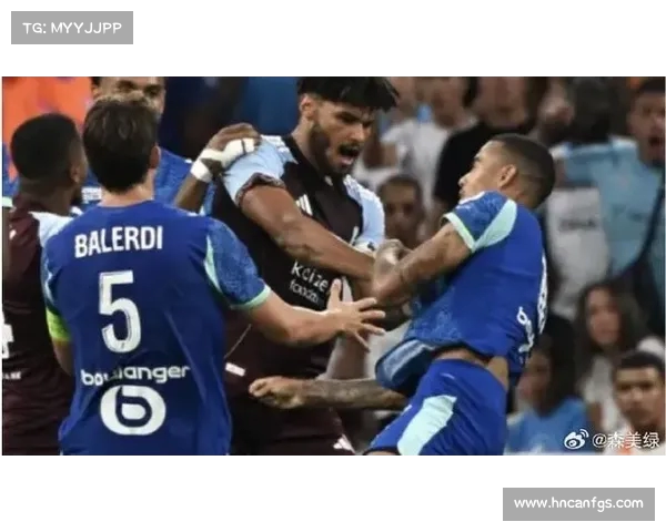 英媒曝格林伍德与维拉球员明斯友谊赛发生激烈争执 球衣被撕破